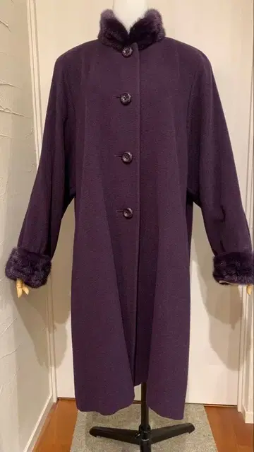 캐시미어 퍼 달린 보라색 롱 코트