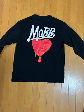 MOBB. 그래픽 롱 슬리브 T셔츠