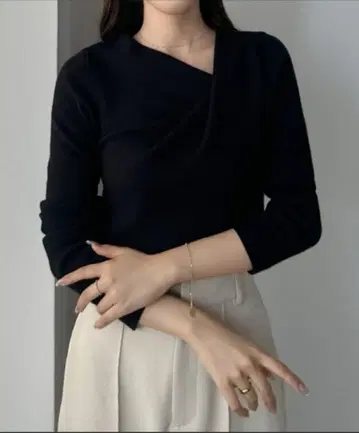 Louere 드레이프 아지메 넥 니트탑