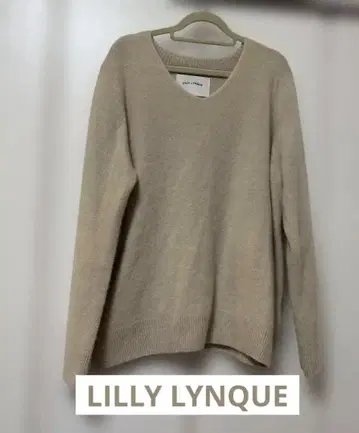 LILLY LYNQUE 베이지 V넥 긴팔 스웨터