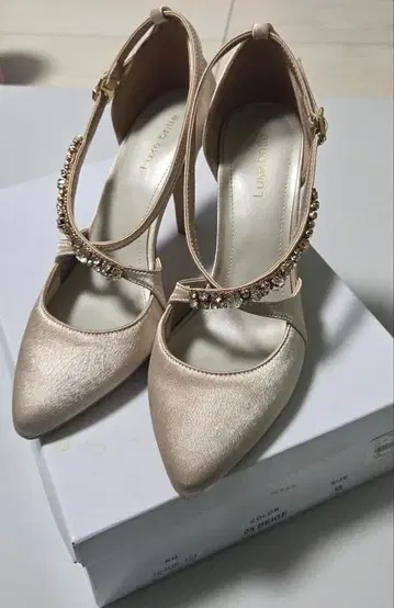 베이지 새틴 스트랩 펌프스 상자 포함