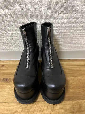 sacai 통굽 가죽 부츠