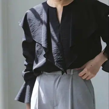 NOBLE 노블 브라이트 시어 프릴 블라우스 블랙