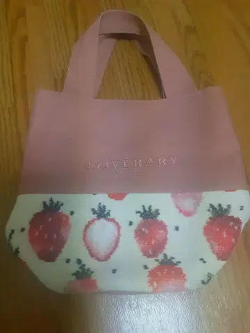 LOVERARY 페이 페이러 이치고 패턴 토트백