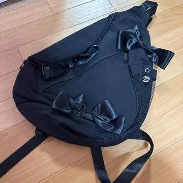 리본 포함 블랙 원숄더백