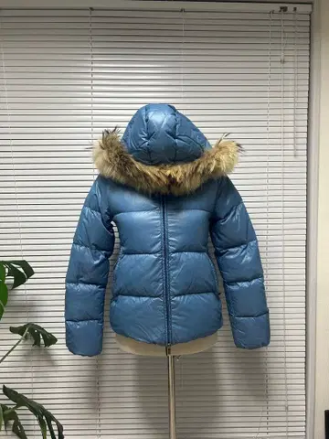 스카이블루 퍼(fur) 장식 다운 자켓 DUVETICA