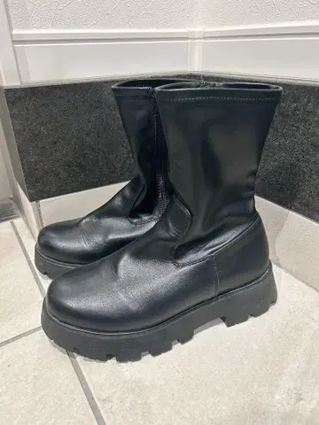 VIVIAN 블랙 통굽 사이드 지퍼 부츠