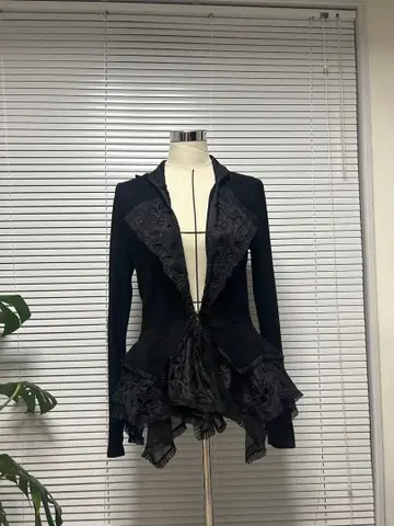 프릴 달린 블랙 가디건