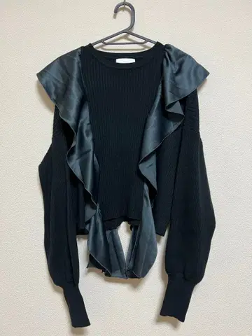 HARE 프릴 달린 긴팔 니트 블랙