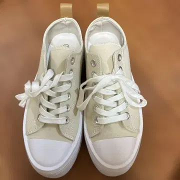 베이지 캔버스 스니커즈