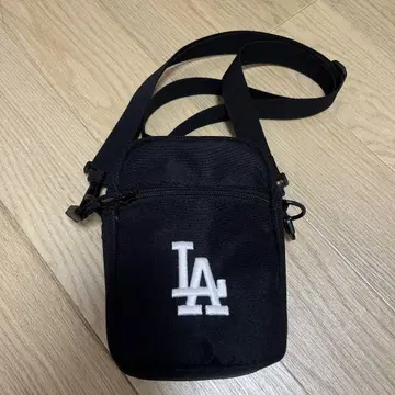 LA 로고 블랙 숄더백