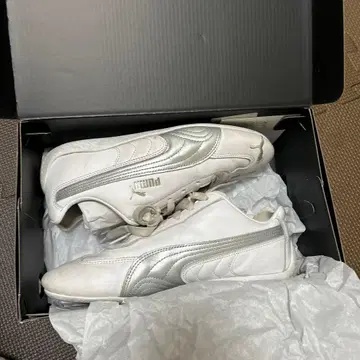 Puma 화이트 실버 스니커즈