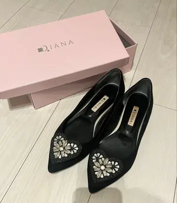 DIANA 비쥬 장식 블랙 플랫슈즈 24.5cm