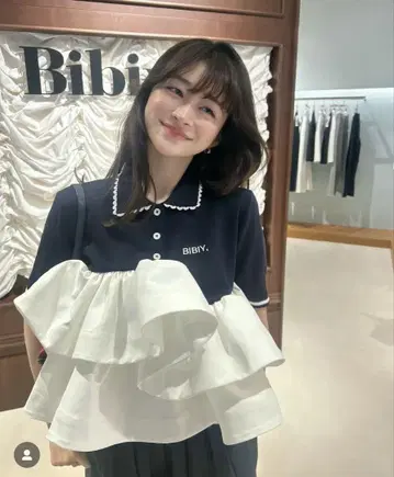 BIBI. 프릴이 달린 반팔 피케 셔츠