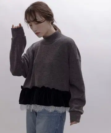 새상품 이번 시즌 신상 에이미 로우 벨로아 프릴 하이넥 상의 그레이