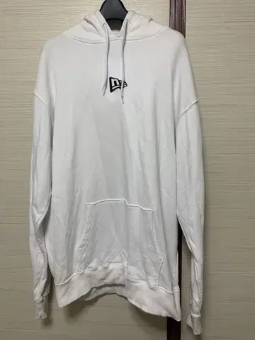 NEW ERA 화이트 후드 부착 후드티