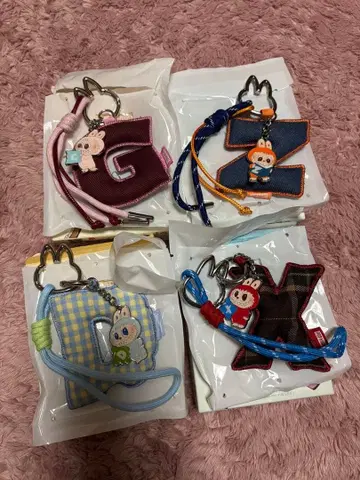 POPMART PIN FOR LOVE 알파벳 펜던트