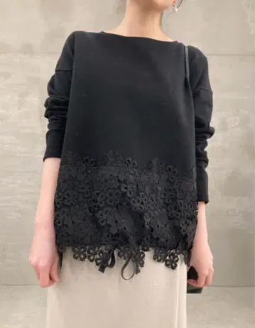 비어즐리 밑단 레이스 티셔츠 블랙