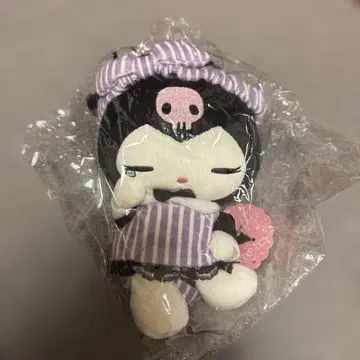 스컬 디자인의 보라색 스트라이프 봉제 인형
