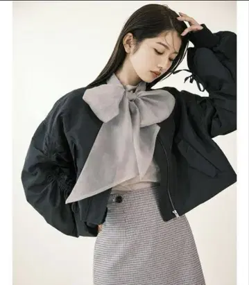 릴리 브라운 리본 디테일 숏 블루종 블랙