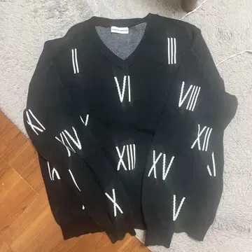 고샤 루브친스키 블랙 V넥 스웨터