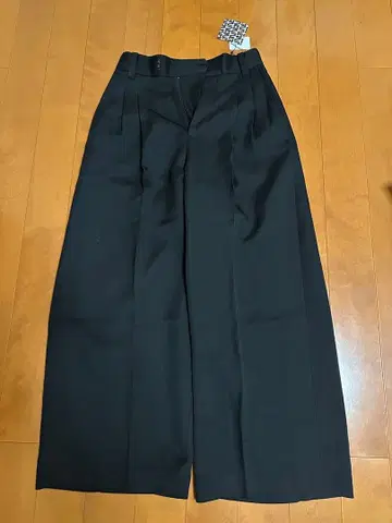 m to r SUSTAINABLE DOUBLETUCK WIDE PANTS