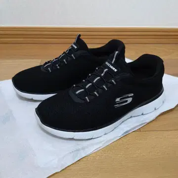 SKECHERS 블랙 스니커즈 슬립온