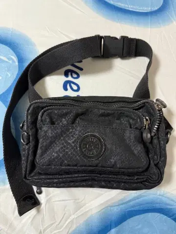 Kipling 블랙 바디백 뱀 무늬