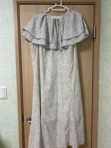 그레이 프릴 달린 맥시 원피스