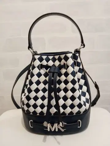 [마이클코어스] 뜨개질 버킷 백 화이트/네이비