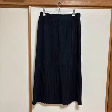 주카(ZUCCA) 스테디셀러 플리츠 롱 스커트 블랙 새상품급