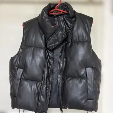블랙 합성 피혁 다운 베스트 가죽 블랙 다운 베스트