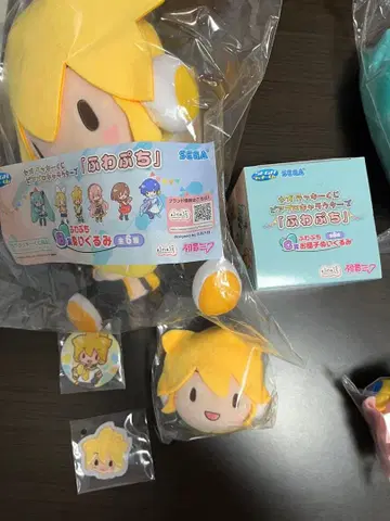 하츠네 미쿠 로손 럭키 쿠지 후와푸치 B상 캔뱃지, 스티커 4점 세트