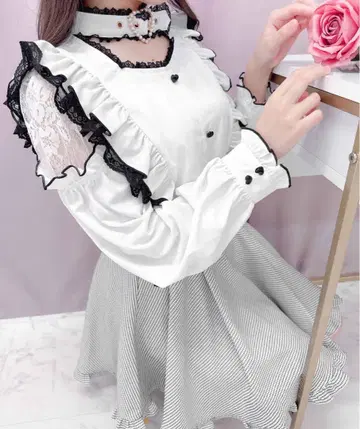 ROJITA 하트 버클 어깨 레이스 블라우스