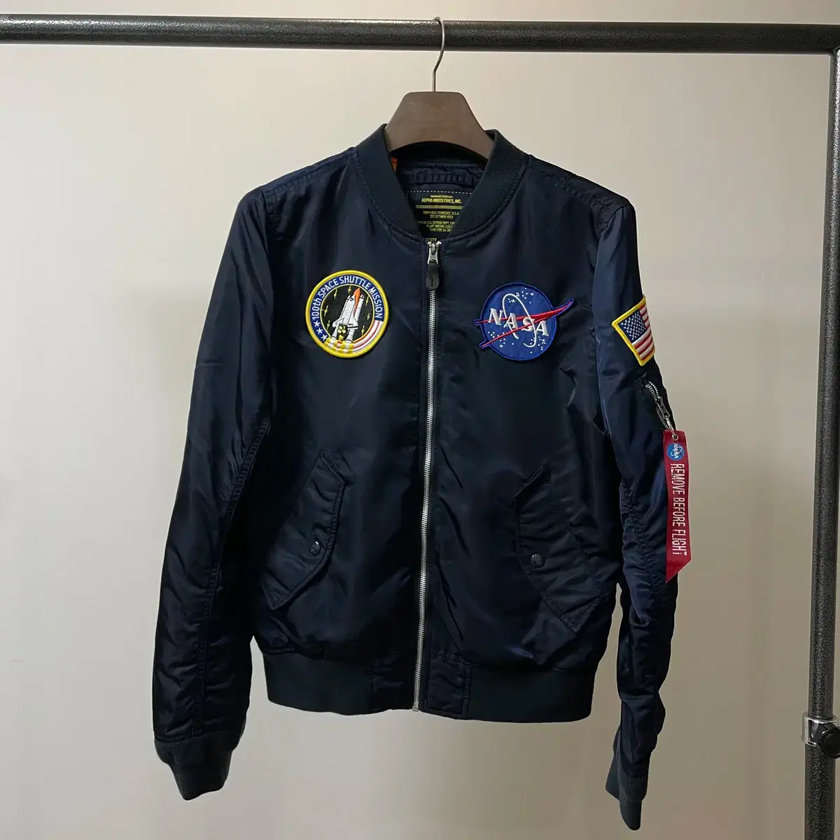 Le Sserafim Alpha Industries ma-1 ジャケット Collab Merch just arrived : r/lesserafim