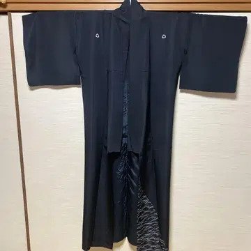 심플한 블랙 기모노 오츠몬 마츠바 패턴