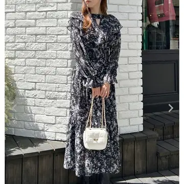 INGNI 데콜테 컷 아웃 꽃무늬 프릴 원피스 블랙