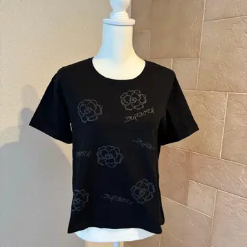 INGEBORG 카멜리아 무늬 반팔 티셔츠 블랙