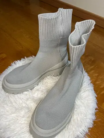 [ 새상품급 ] emmi 에미 숏부츠 통굽 그레이 eco 니트 부츠