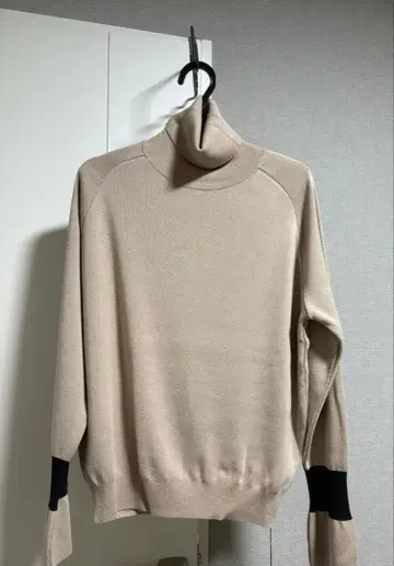 베이지 터틀넥 스웨터