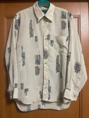 추상 패턴 베이지 계열 긴팔 셔츠 패턴 셔츠