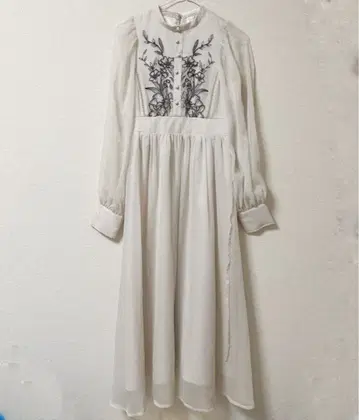머큐리 듀오 모노톤 자수 원피스 베이지