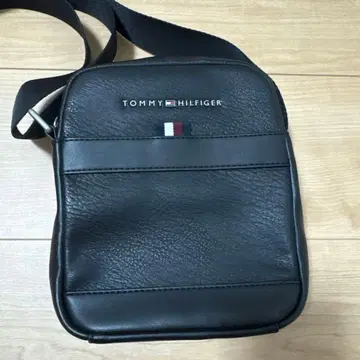 TOMMY HILFIGER 블랙 가죽 숄더백