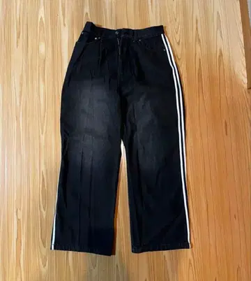 블랙 데님 팬츠 사이드 스트라이프