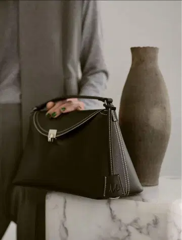 [ 새상품급 ] 키 모티브 미들 밴딩 백 미라 오웬 블랙