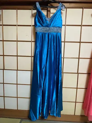 파란 비즈 장식 롱 드레스