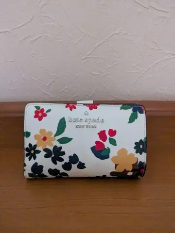 kate spade 케이트 스페이드 2단 접이식 지갑 꽃무늬