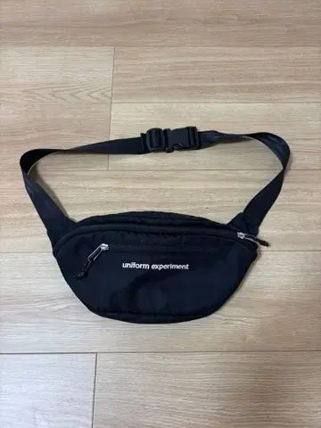 유니폼 익스페리먼트 블랙 바디백