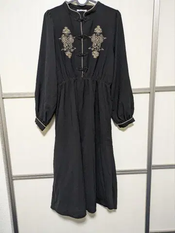 OLIVE des OLIVE 블랙 자수 긴팔 원피스
