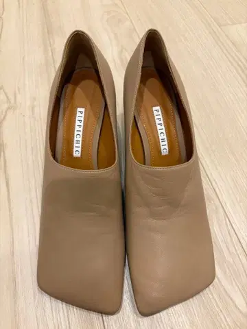 PIPPICHIC 베이지 스퀘어토 펌프스